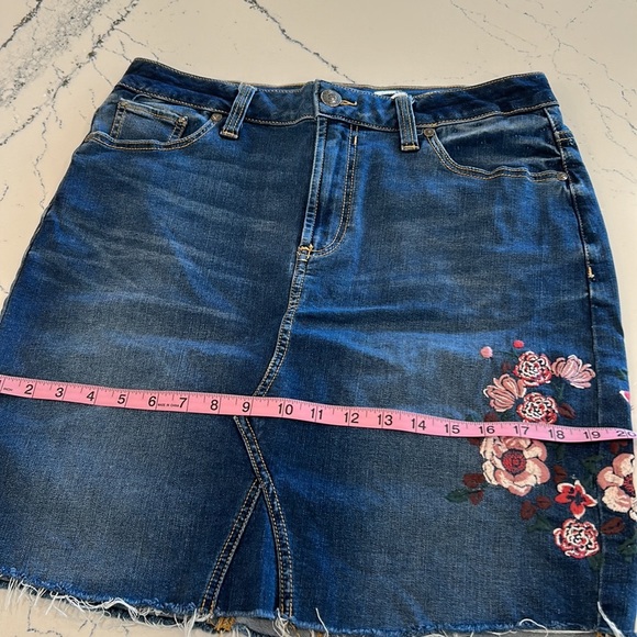 Seven Jean Skirt w/ Embroidered Flowers and Decorative Back Pockets sz.12 or 14 - Picture 10 of 11